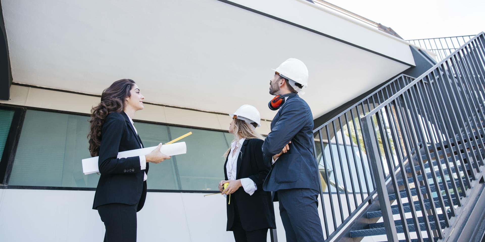 Etat des lieux personnes qui parlent devant bâtiment