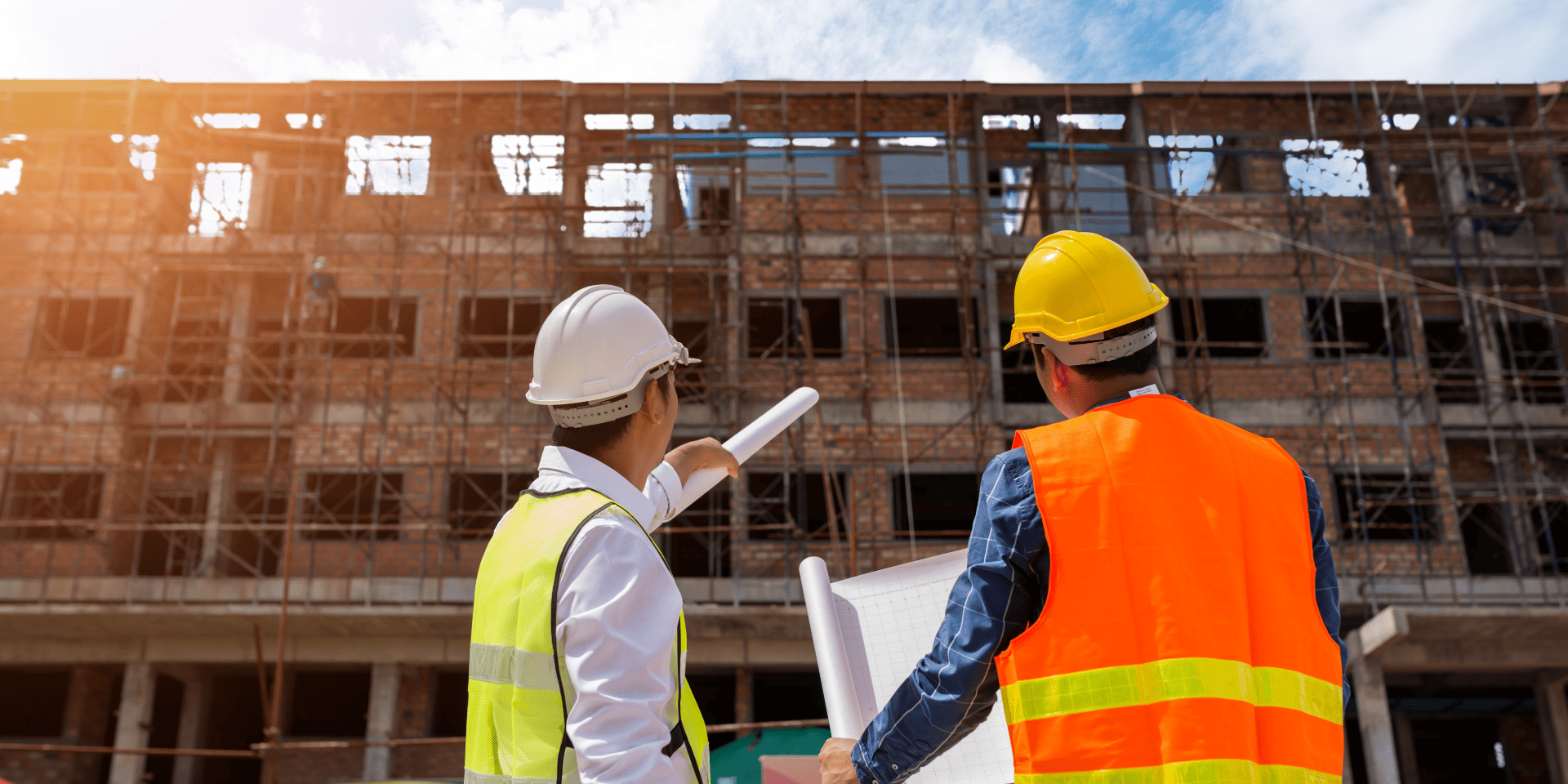 Ingénieurs qui discutent d'un bâtiment en construction