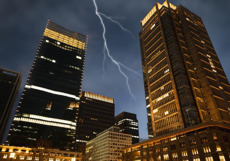 Foudre sur bâtiment illuminé