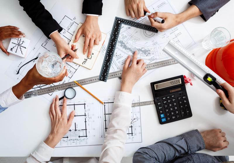 Personnes qui travaillent sur un plan, projet de construction